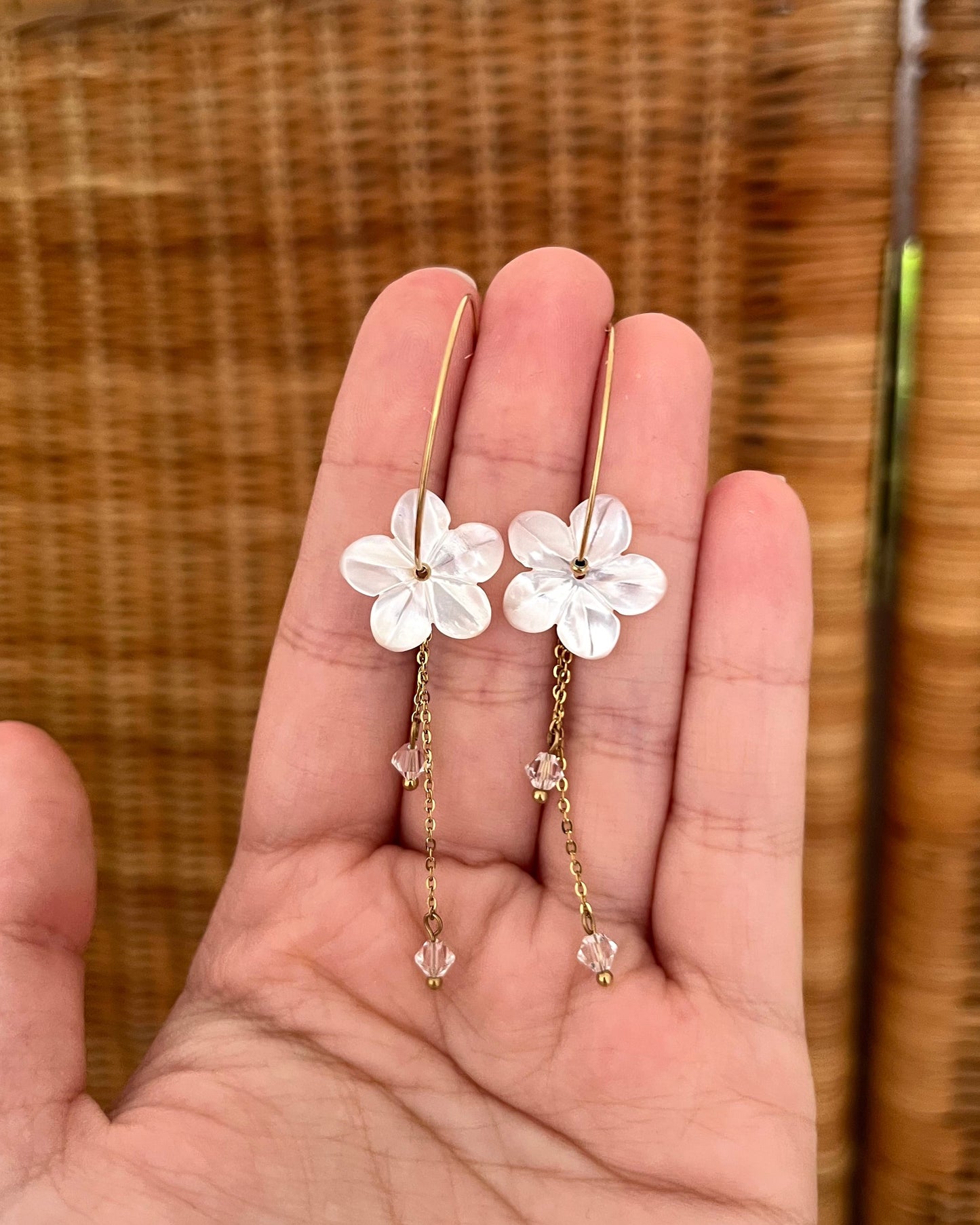 Créoles fleur en nacre blanche SALMA