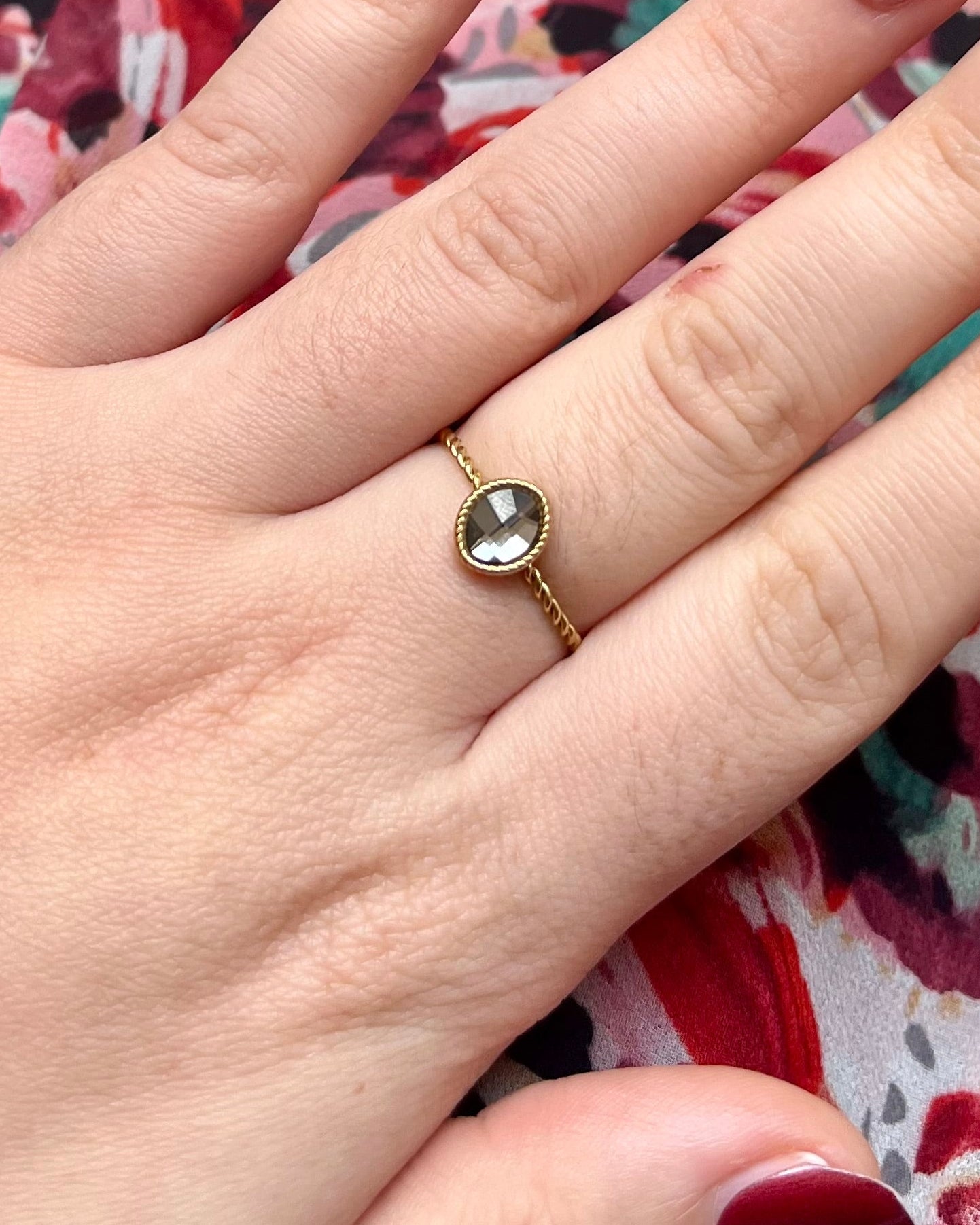 Bague avec cristal strass rond noir dorée Acier inoxydable DEBBY