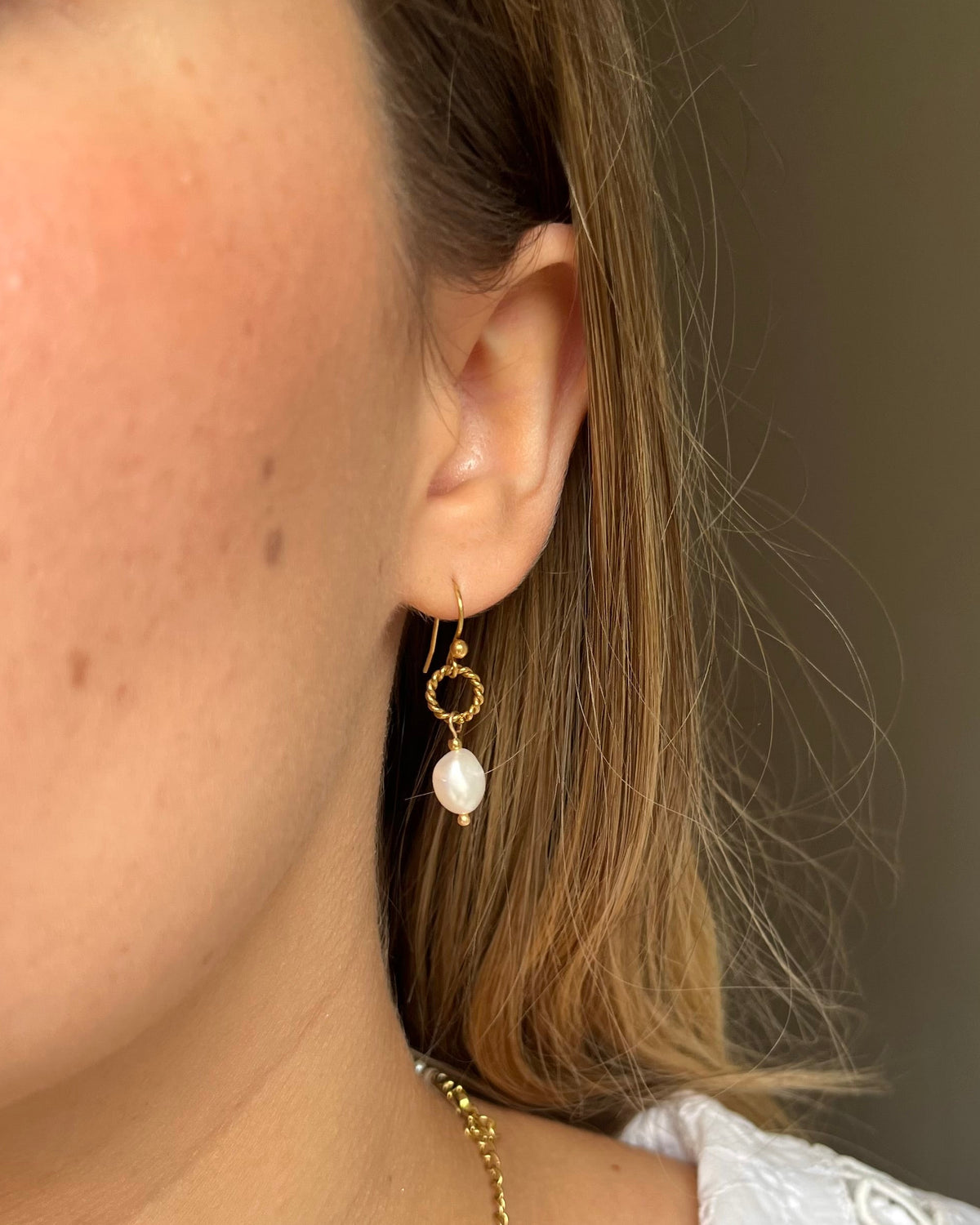 Boucles d'oreilles anneau torsadé et perle d'eau douce LEONOR