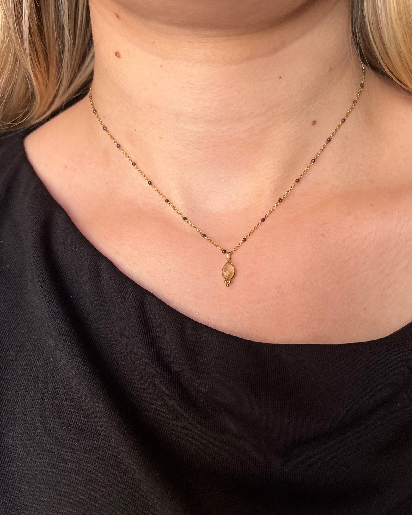Collier avec pendentif goutte en pierre naturelle GOUTTE