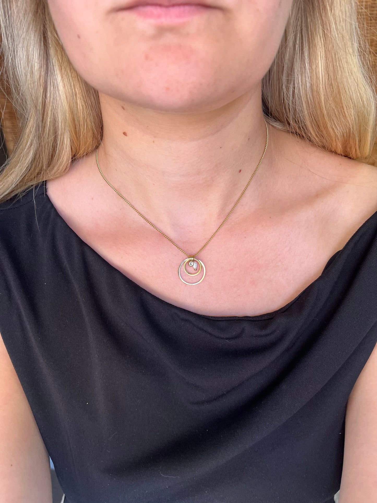 Collier avec deux cercles, zircon et perle d'eau douce TRIOMPHE