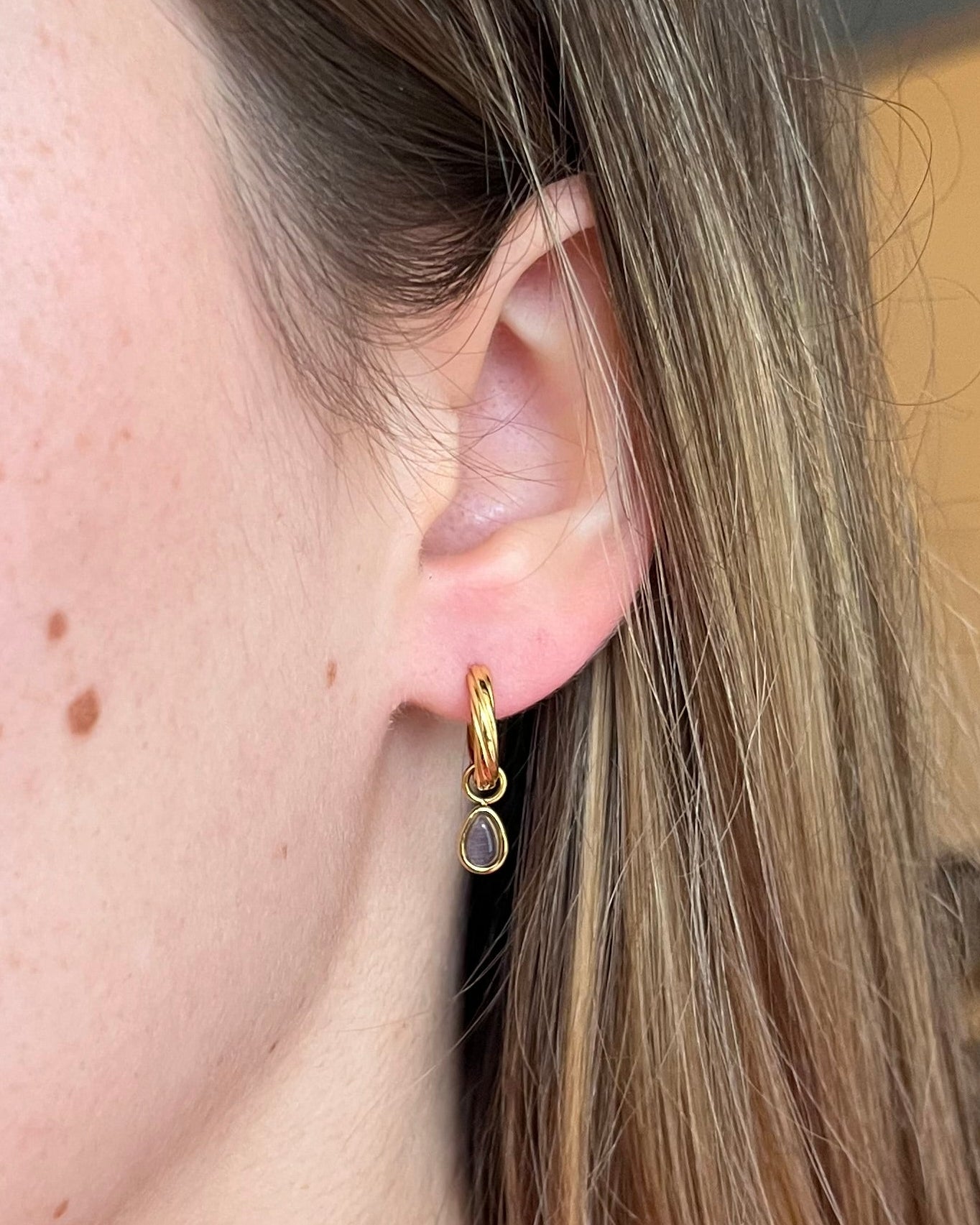 Créoles dorées pendentif gouttes violettes Acier inoxydable AMANDINE