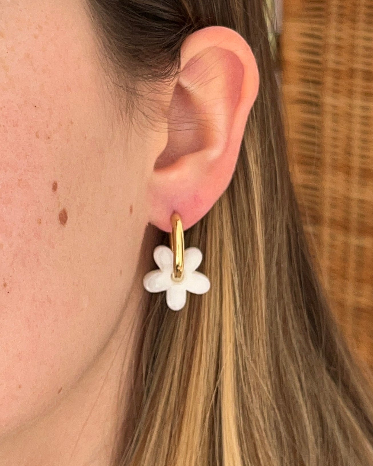 Boucles d'oreilles pampille fleur résine AVA blanc