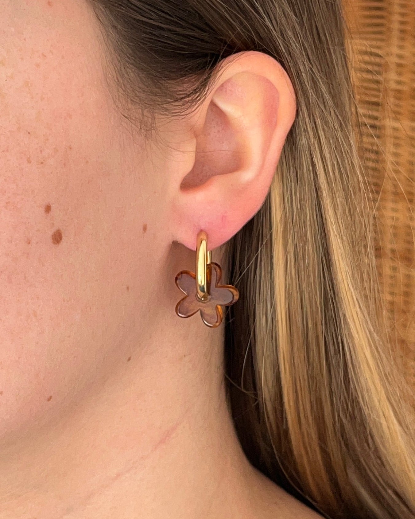 Boucles d'oreilles pampille fleur résine AVA marron