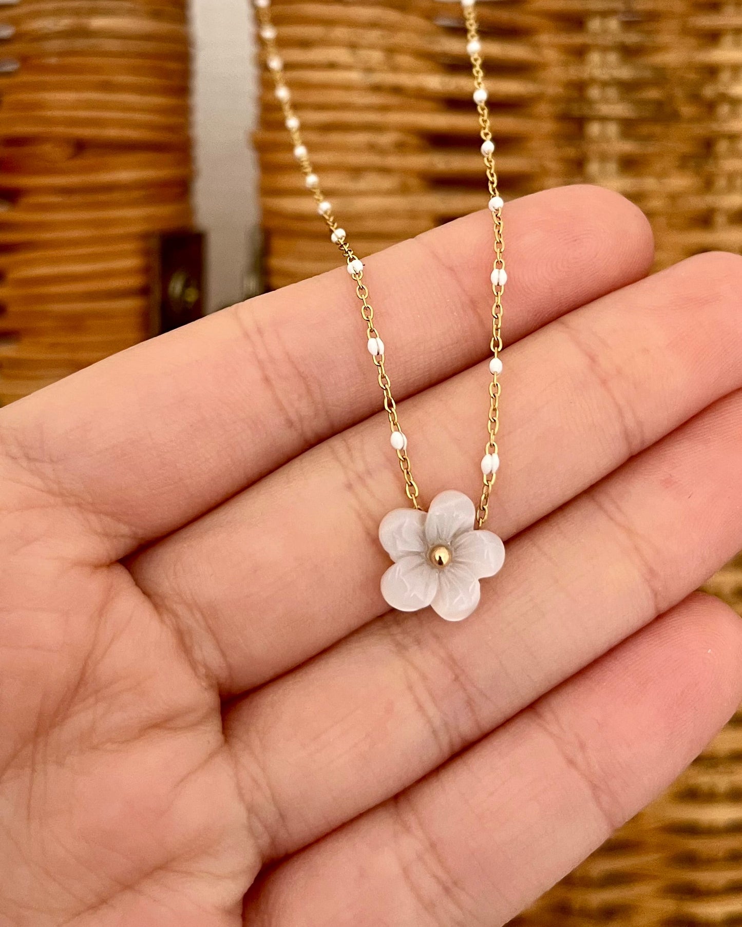 Collier avec fleur blanche en nacre EMMA