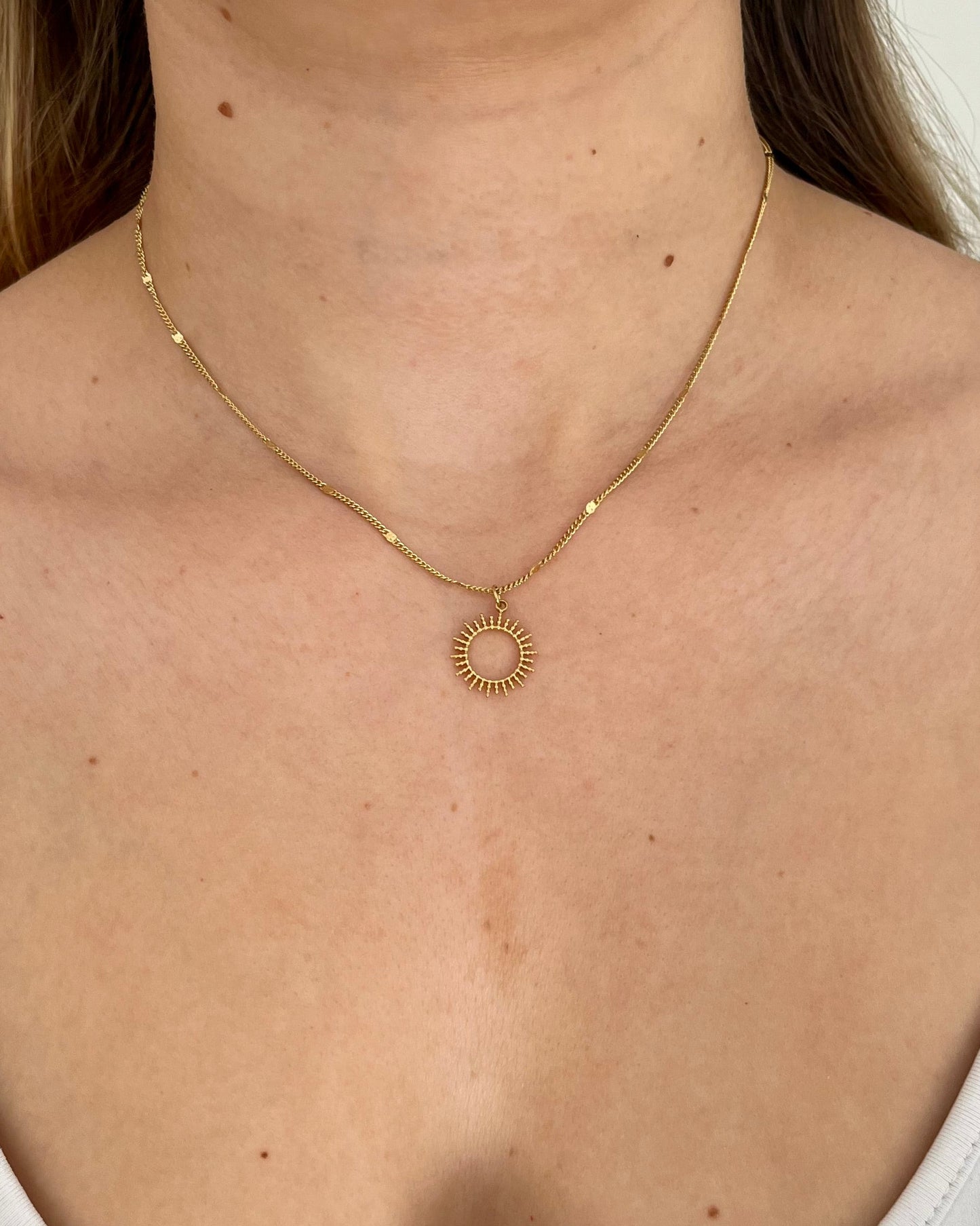 Collier doré avec pendentif soleil en acier FLAMY
