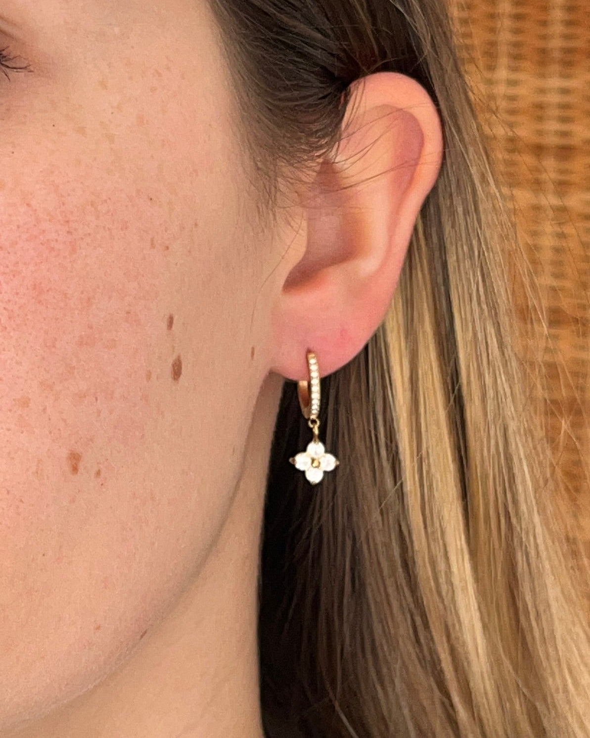 Créoles dorées avec fleur en strass LOANIE