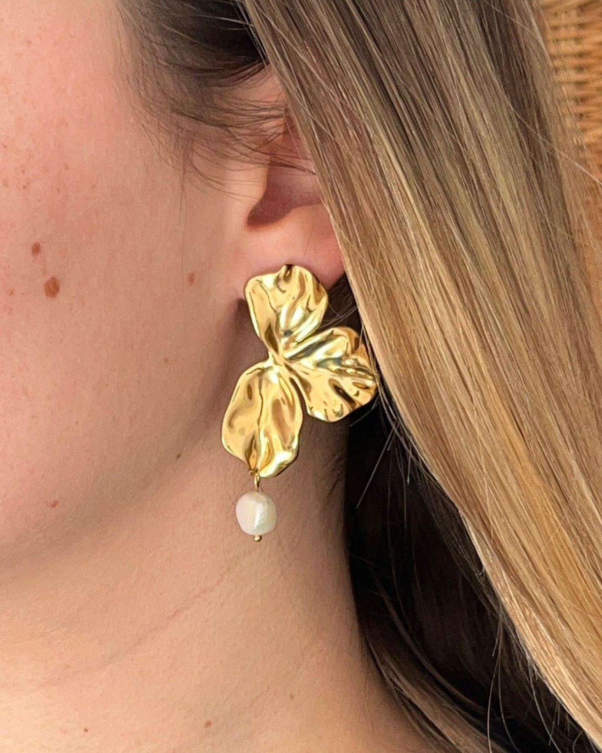 Grandes boucles d'oreilles fleurs dorées avec perles OMBELINE