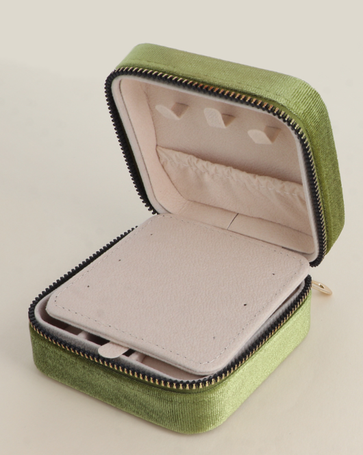 Boite à bijoux carrée vert olive en velours