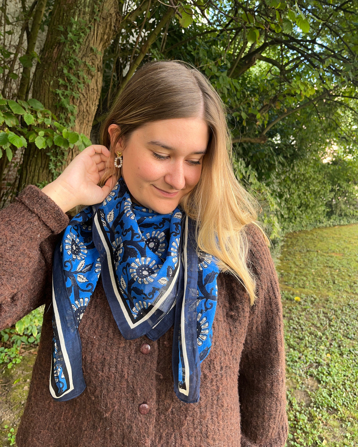 Foulard bleu avec fleurs PAQUI