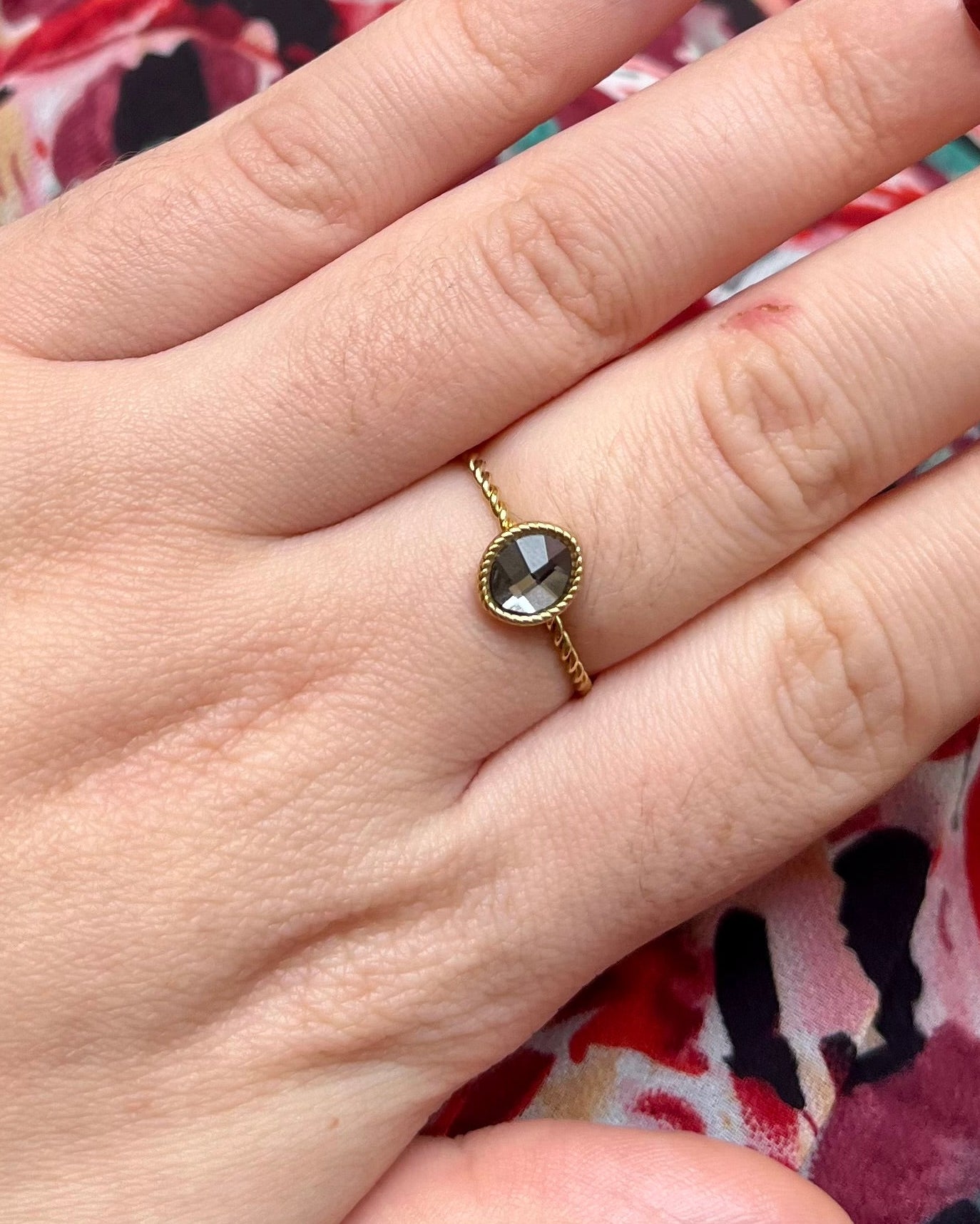 Bague avec cristal strass rond noir dorée Acier inoxydable DEBBY