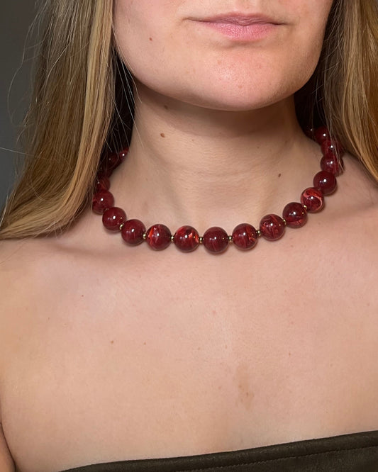 Collier avec perles de résine rouges bordeaux LOUMA