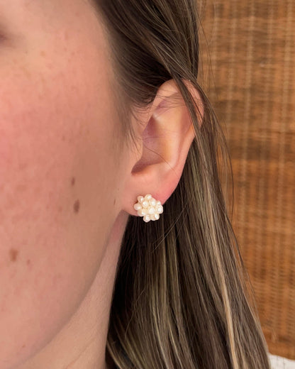 Puces d'oreilles fleur blanche en perles d'eau douce PIMPRENELLE