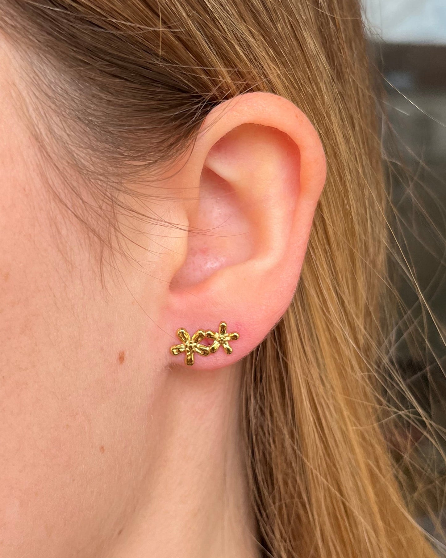 Puces d'oreilles deux fleurs dorées en acier inoxydable FLAVIE