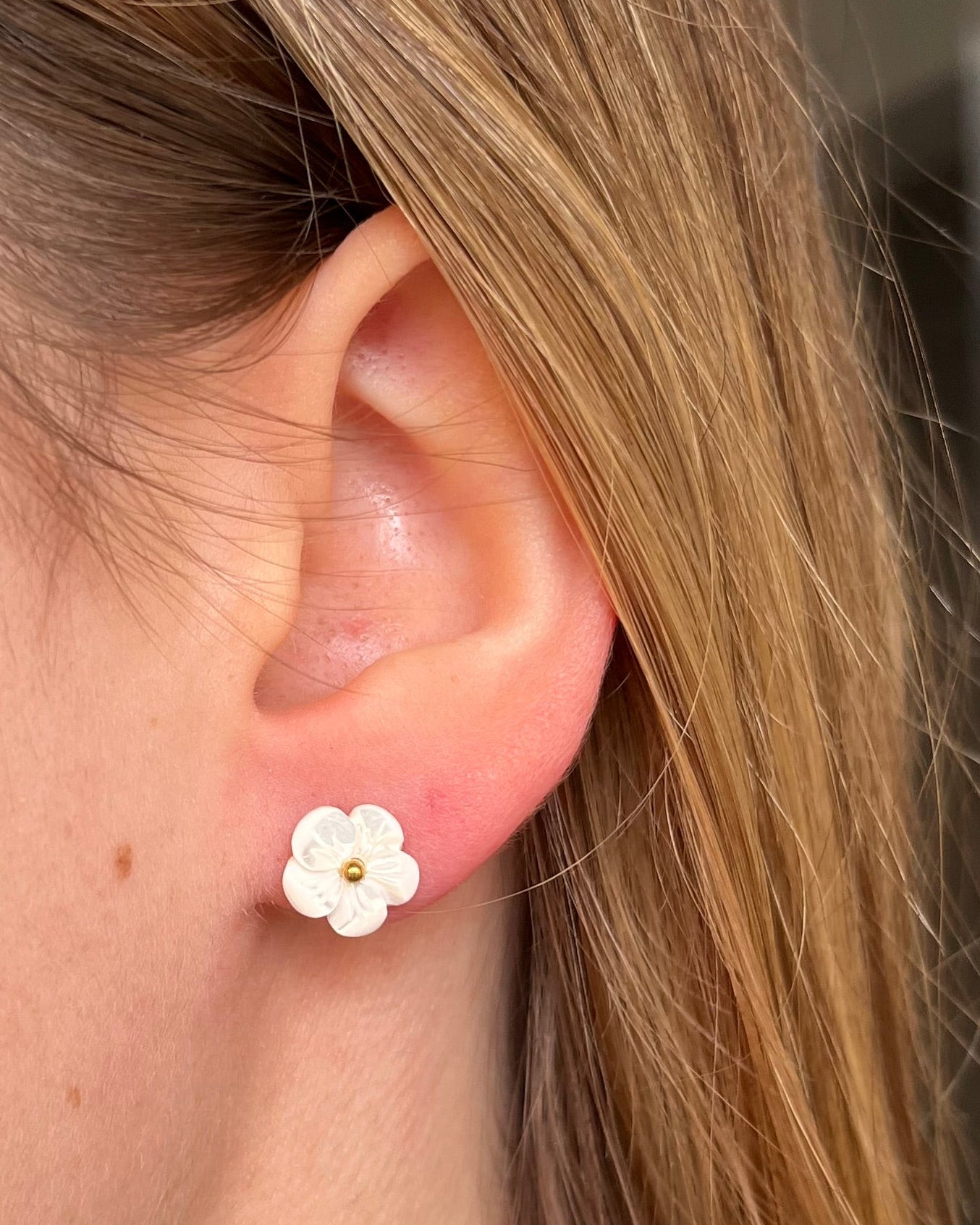 Puces d'oreilles fleurs blanches en nacre Acier inoxydable EMMA