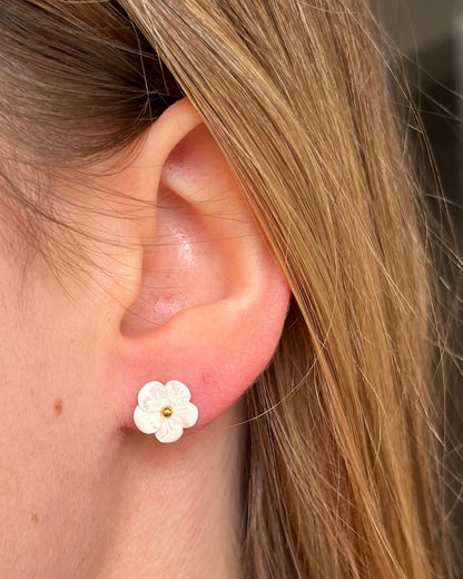 Puces d'oreilles fleurs blanches en nacre Acier inoxydable EMMA
