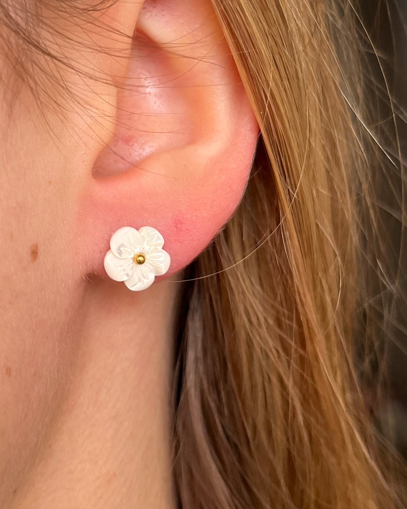Puces d'oreilles fleurs blanches en nacre Acier inoxydable EMMA
