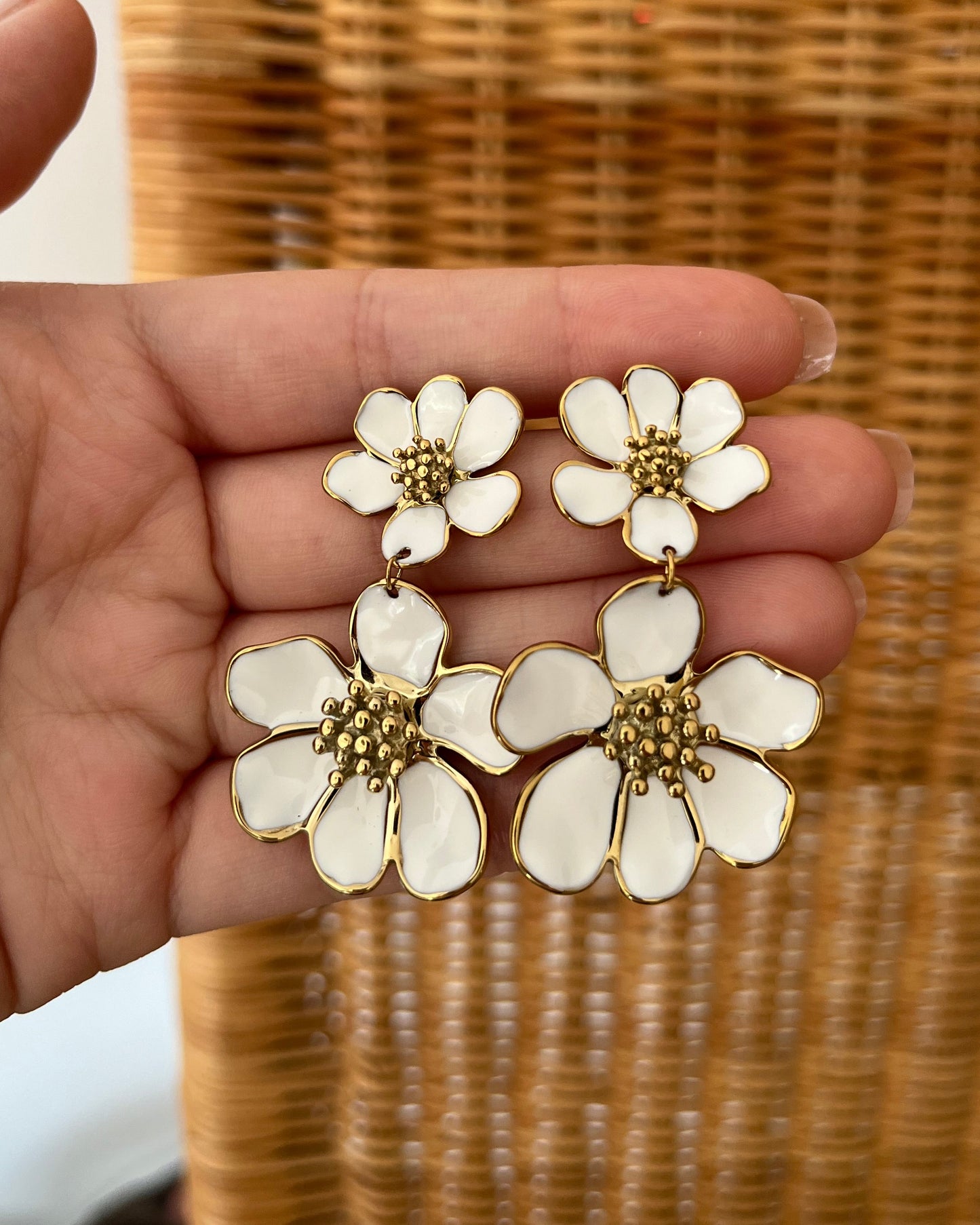 Boucles d'oreilles grosses fleurs blanches doubles LYSSANDRE