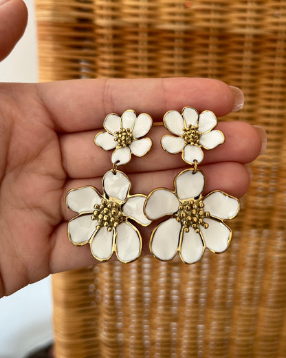 Boucles d'oreilles grosses fleurs blanches doubles LYSSANDRE