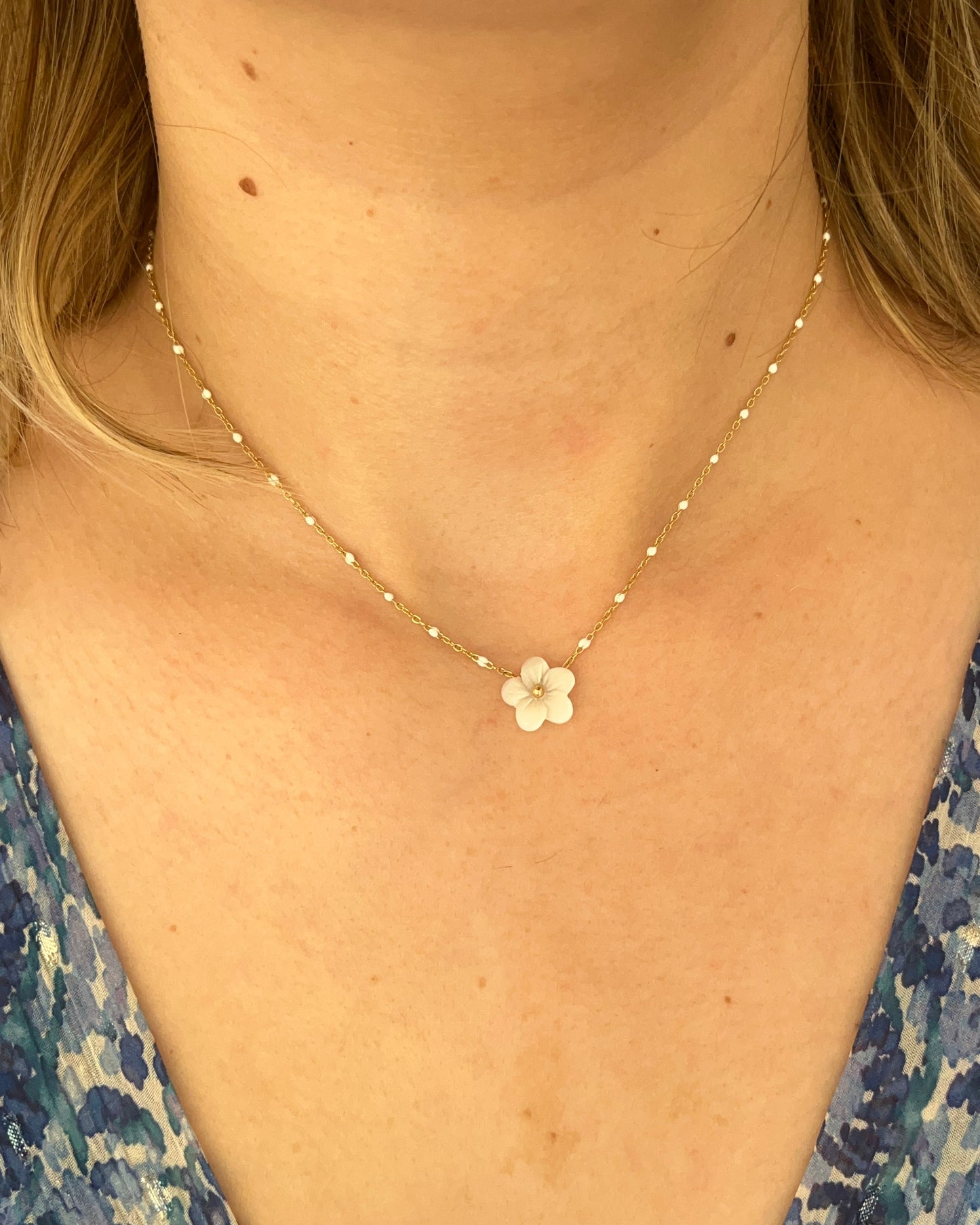 Collier avec fleur blanche en nacre EMMA