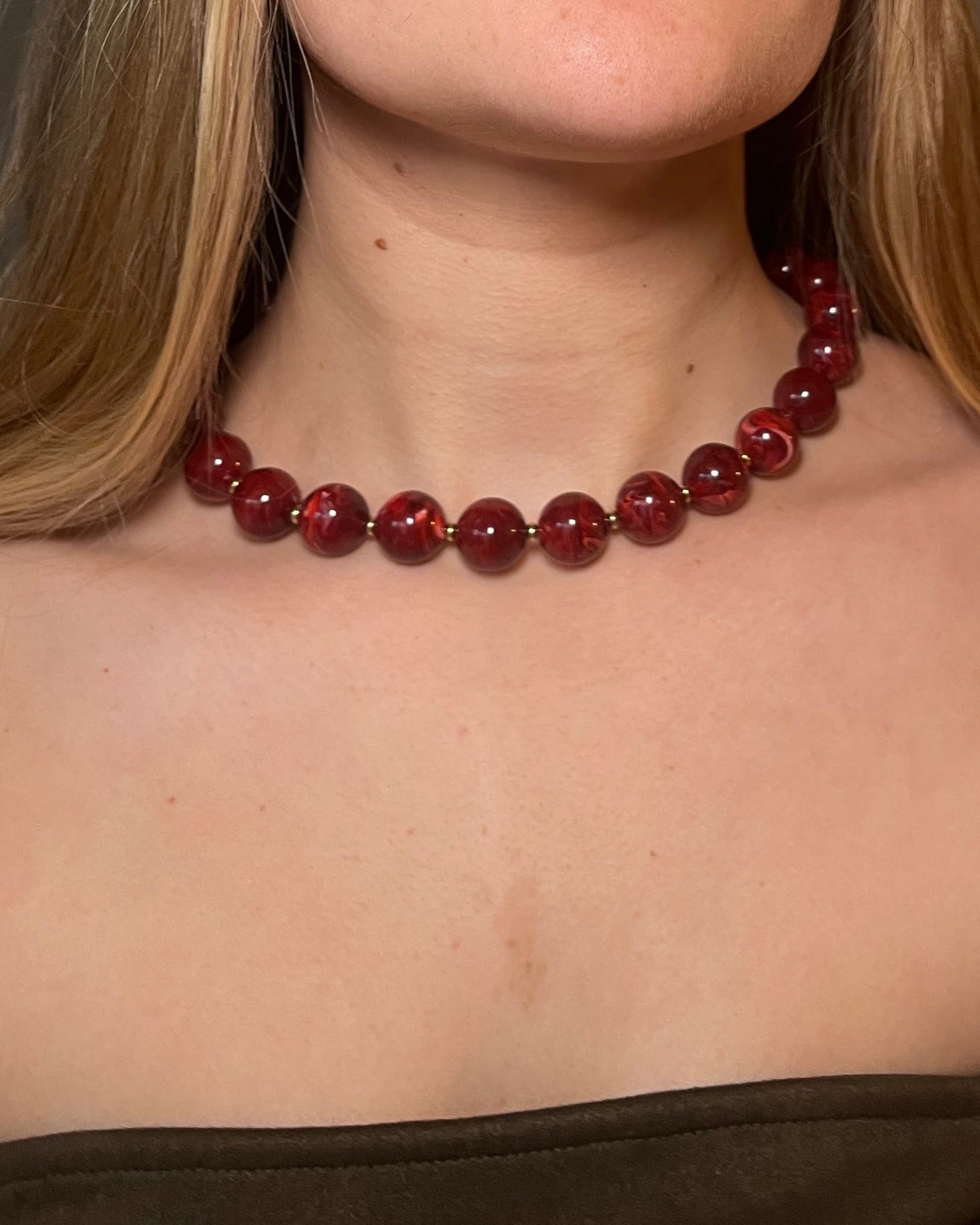 Collier avec perles de résine rouges bordeaux LOUMA