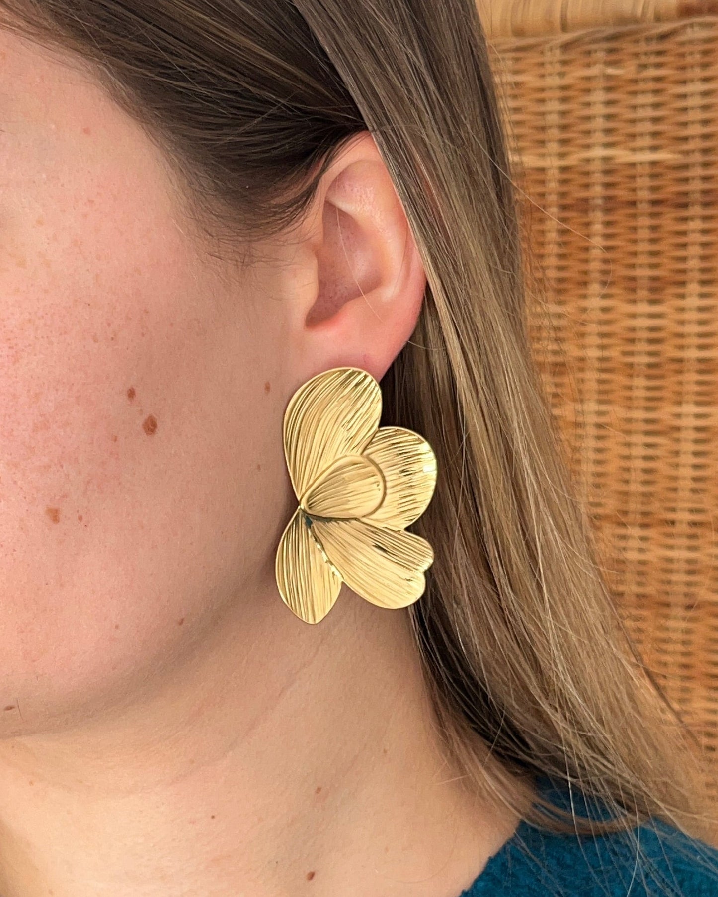 Grandes boucles d'oreilles fleurs dorées en acier ANAELLE