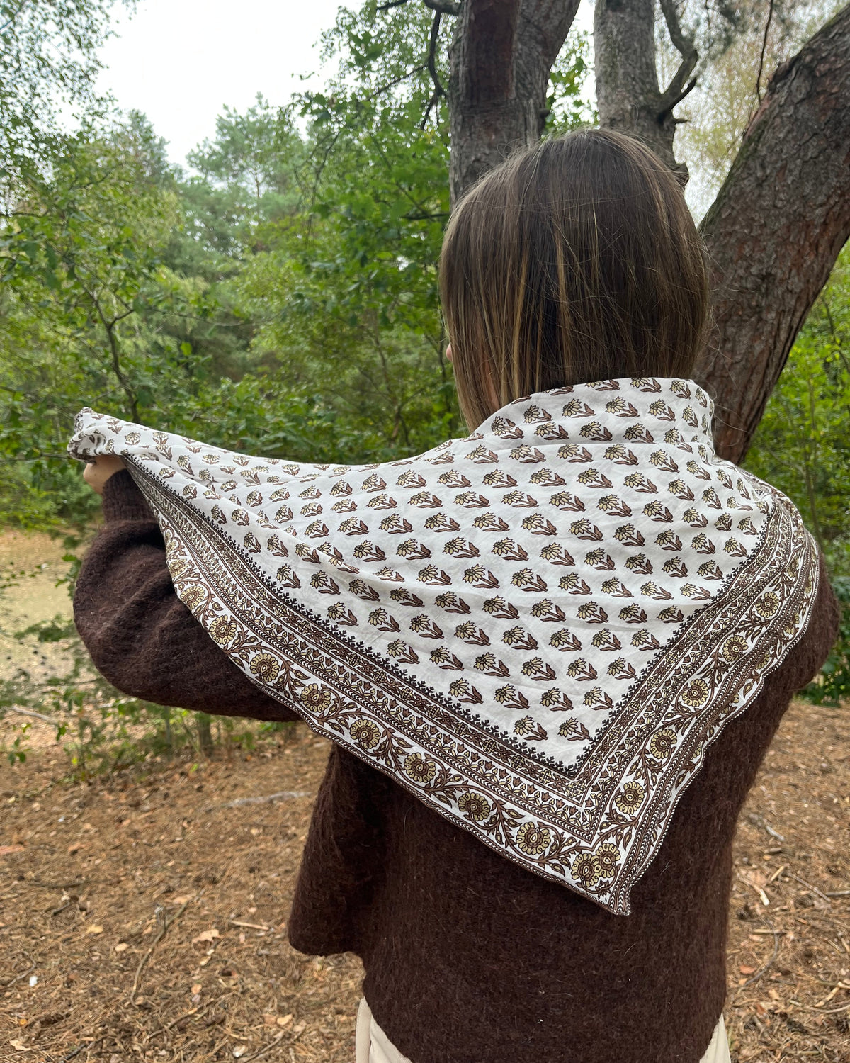 Précommande Foulard marron avec fleurs MELODIE