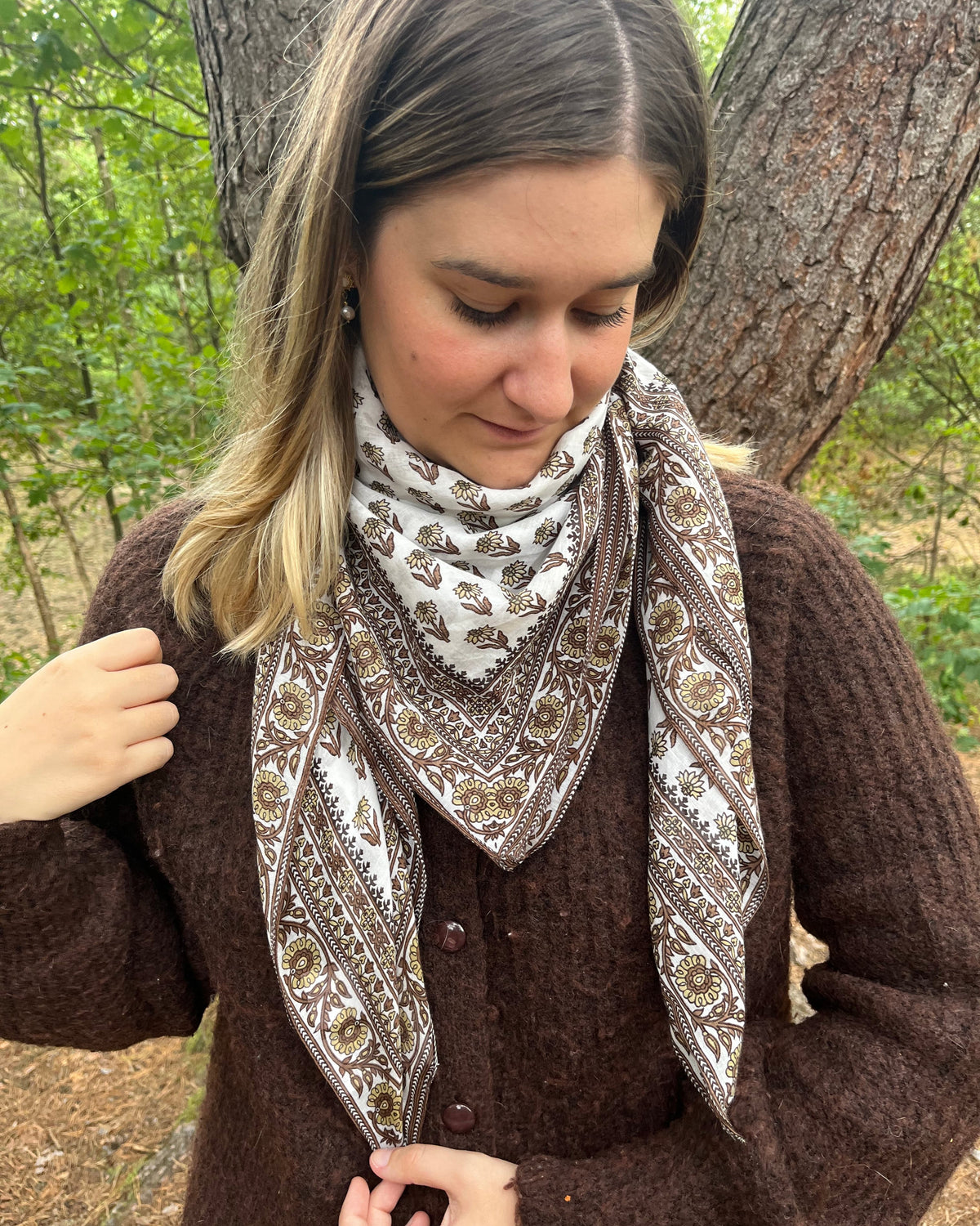 Précommande Foulard marron avec fleurs MELODIE
