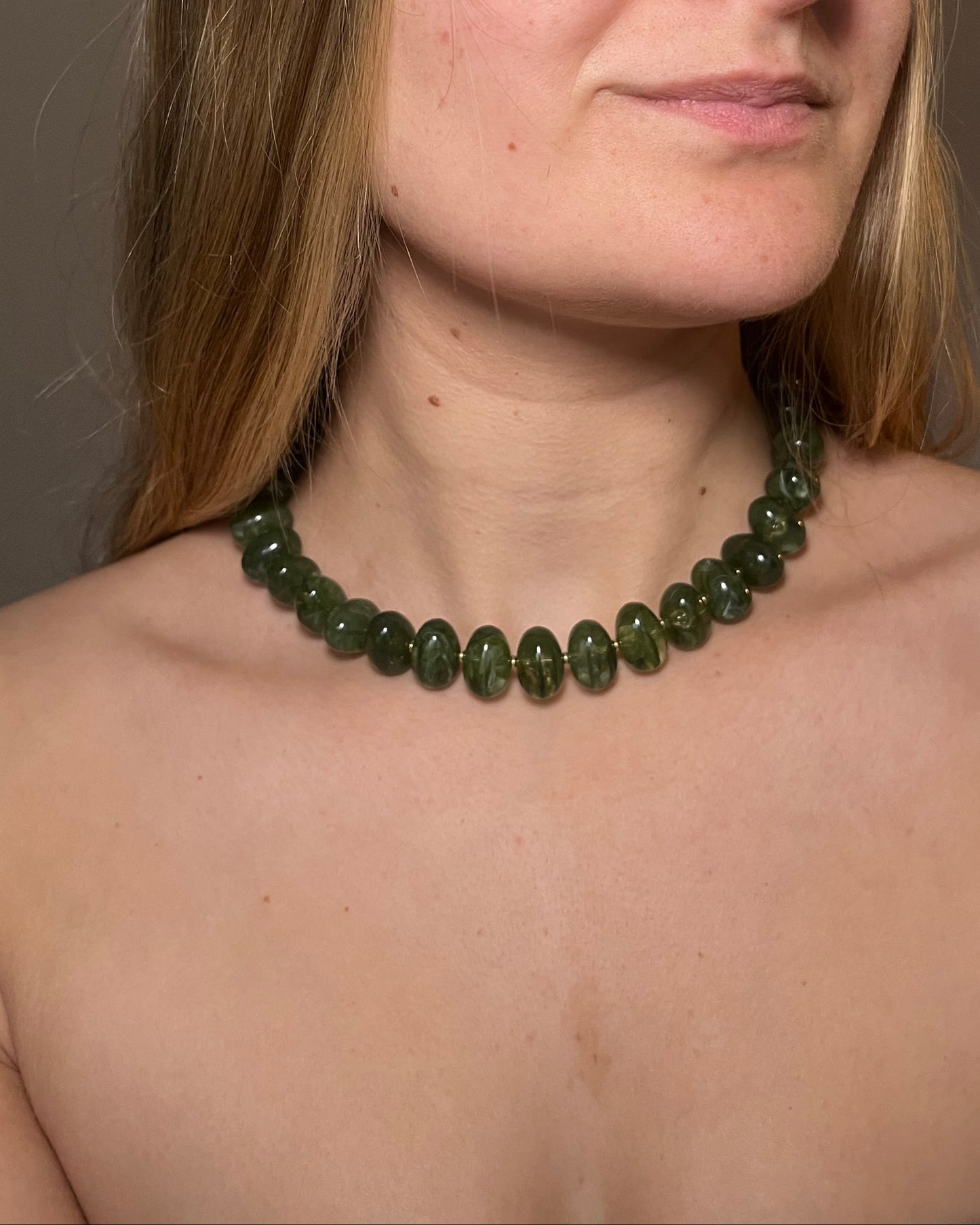 Collier perles de résine rondes kaki AMANDE