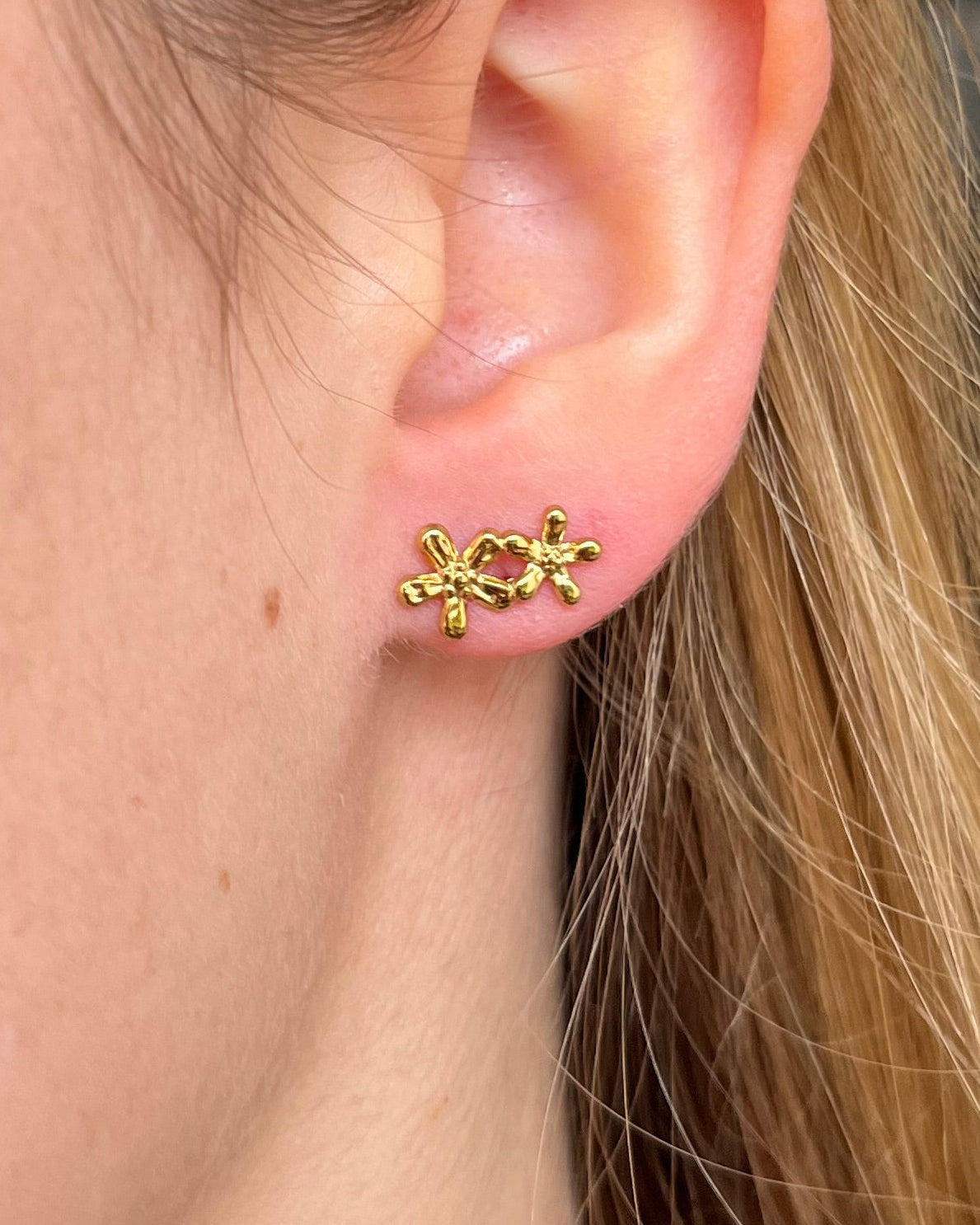 Puces d'oreilles deux fleurs dorées en acier inoxydable FLAVIE