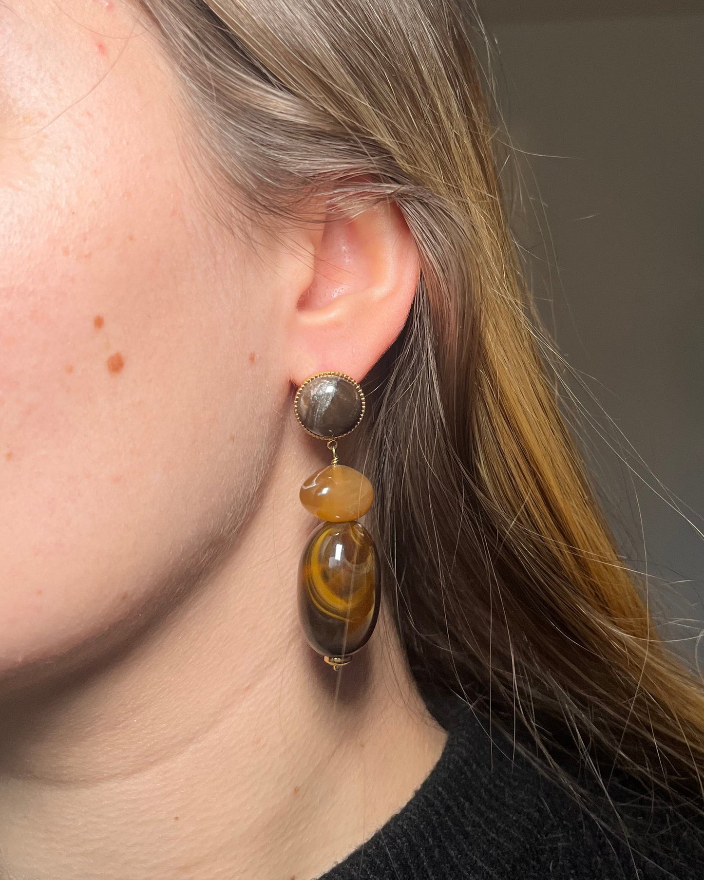 Grosses boucles d'oreilles en résine marrons LAURA