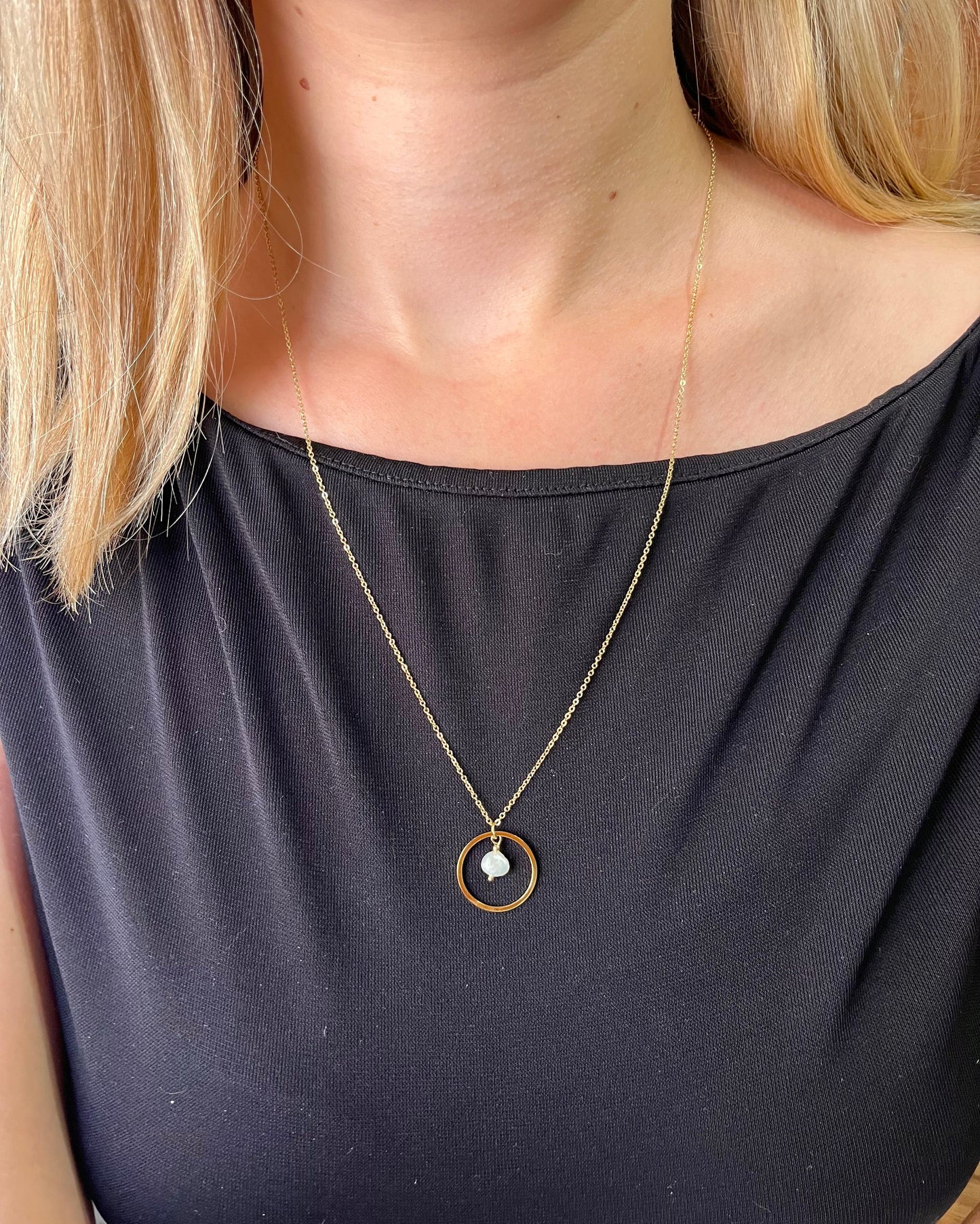 Collier avec anneau et perle d'eau douce SOURCE