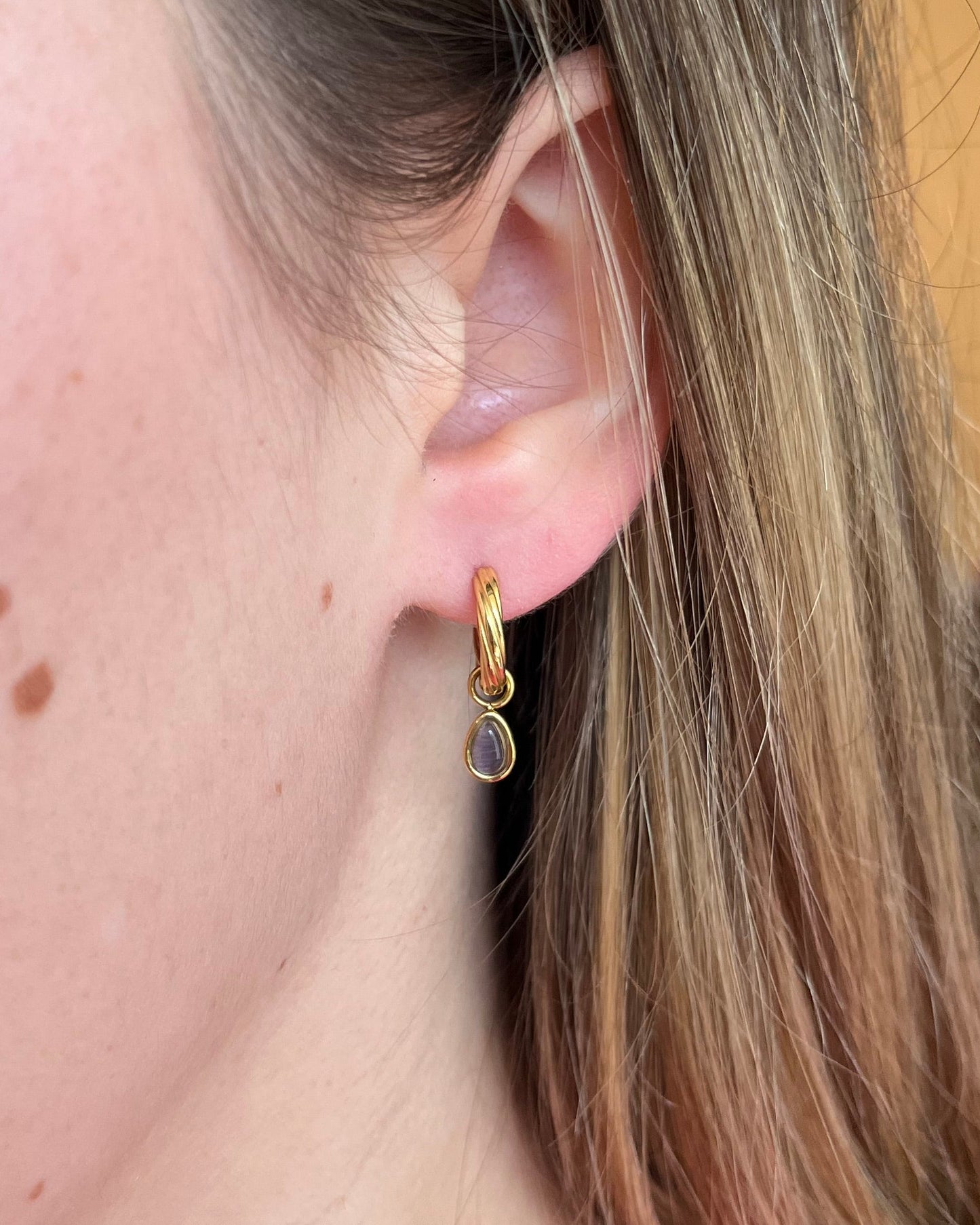 Créoles dorées pendentif gouttes violettes Acier inoxydable AMANDINE