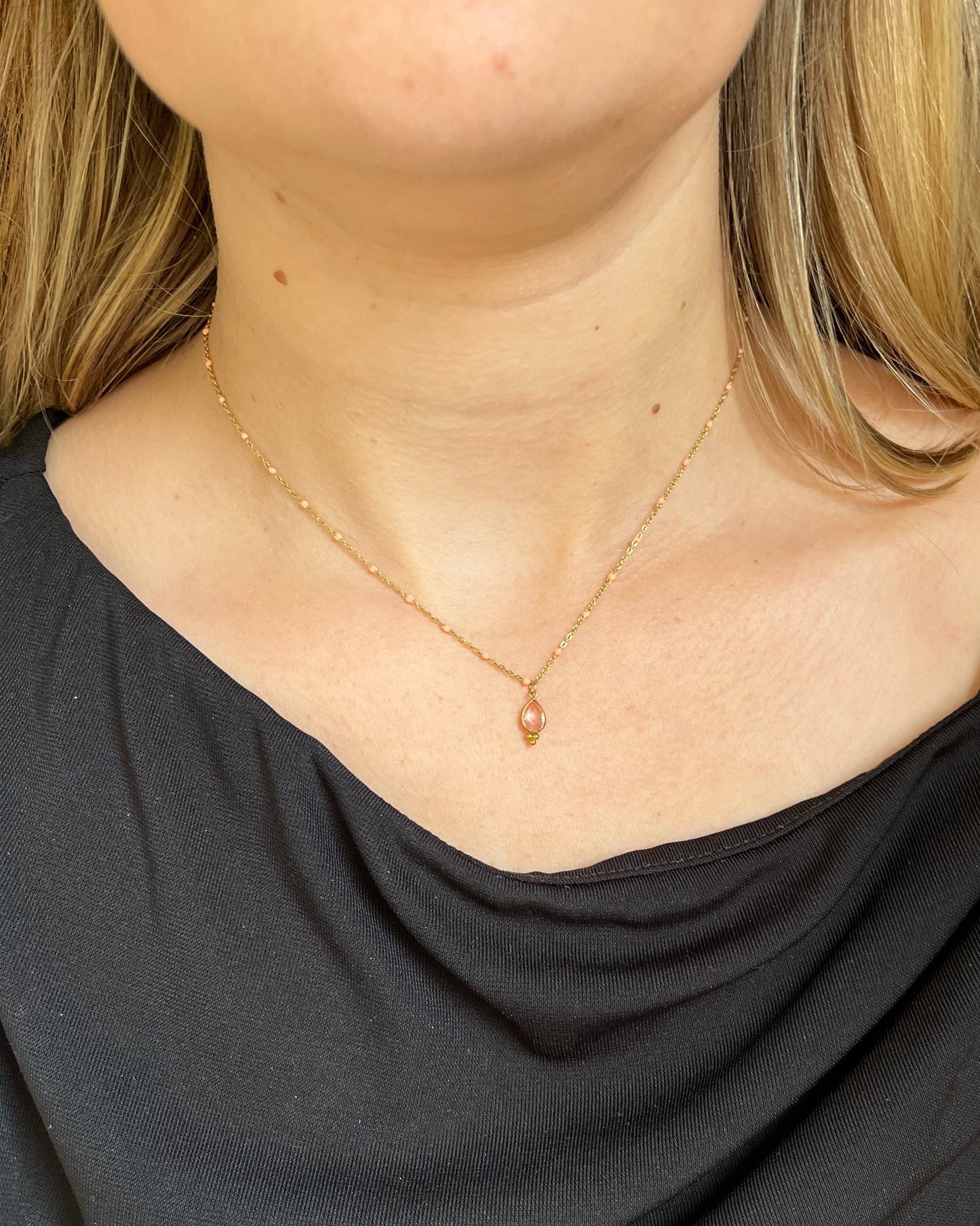 Collier avec pendentif goutte en pierre naturelle GOUTTE