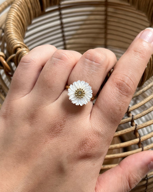 Bague marguerite en nacre blanche MARGUERITE