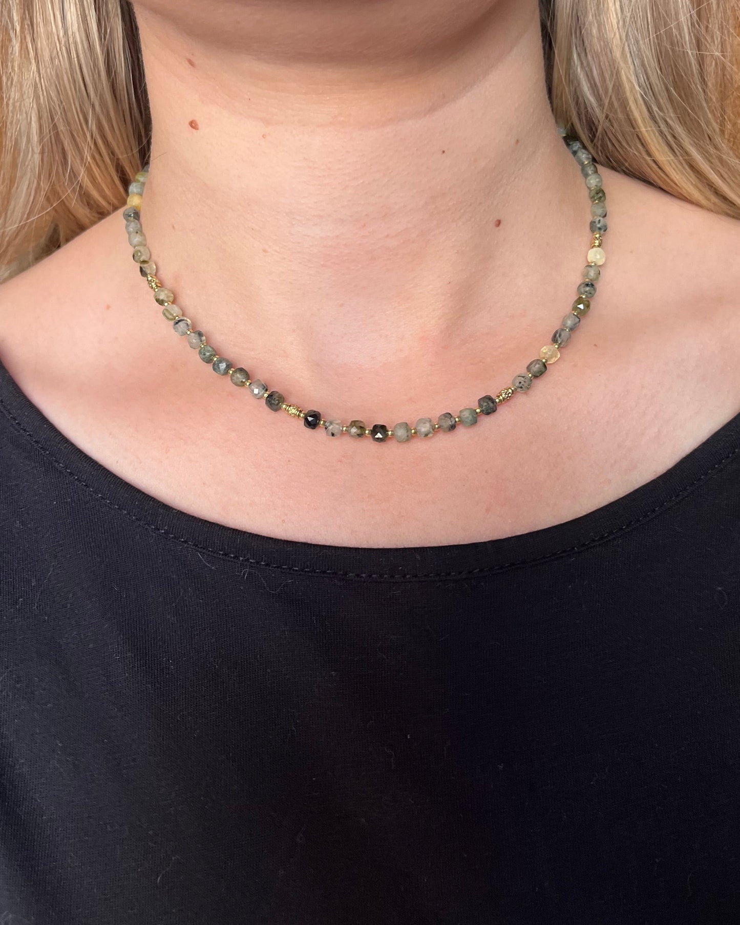 Collier en pierres naturelles cubiques CLEMENCE