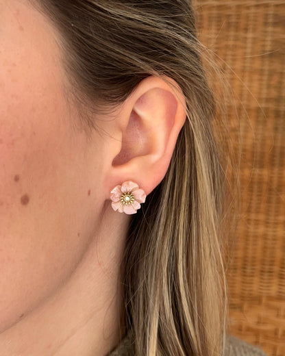 Puces d'oreilles fleur rose en nacre rose AZEL