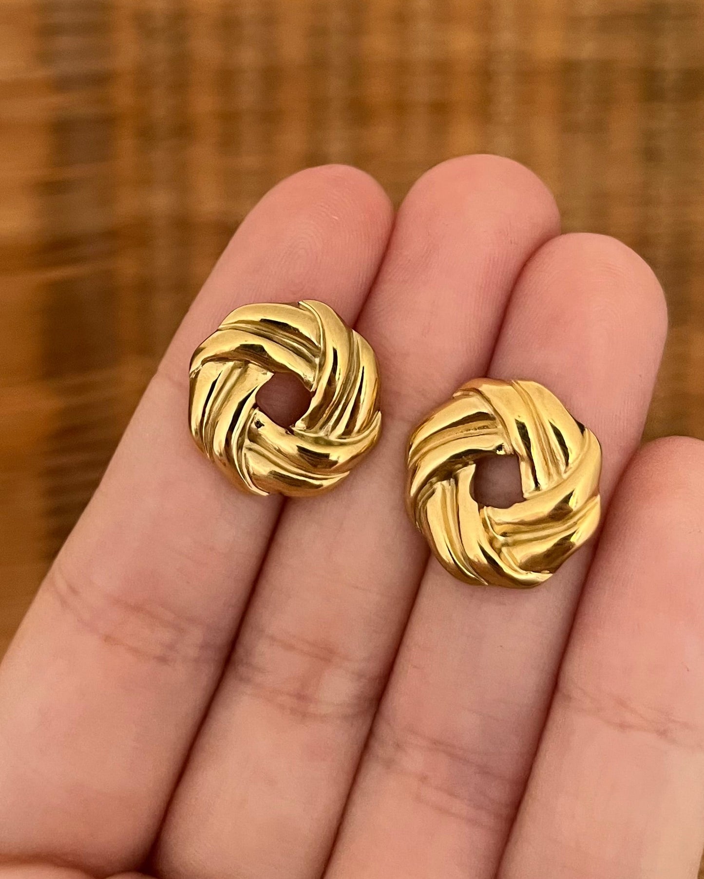 Boucles d'oreilles avec noeud doré INGRID
