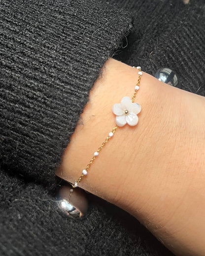 Bracelet fleur blanche en nacre élégant EMMA