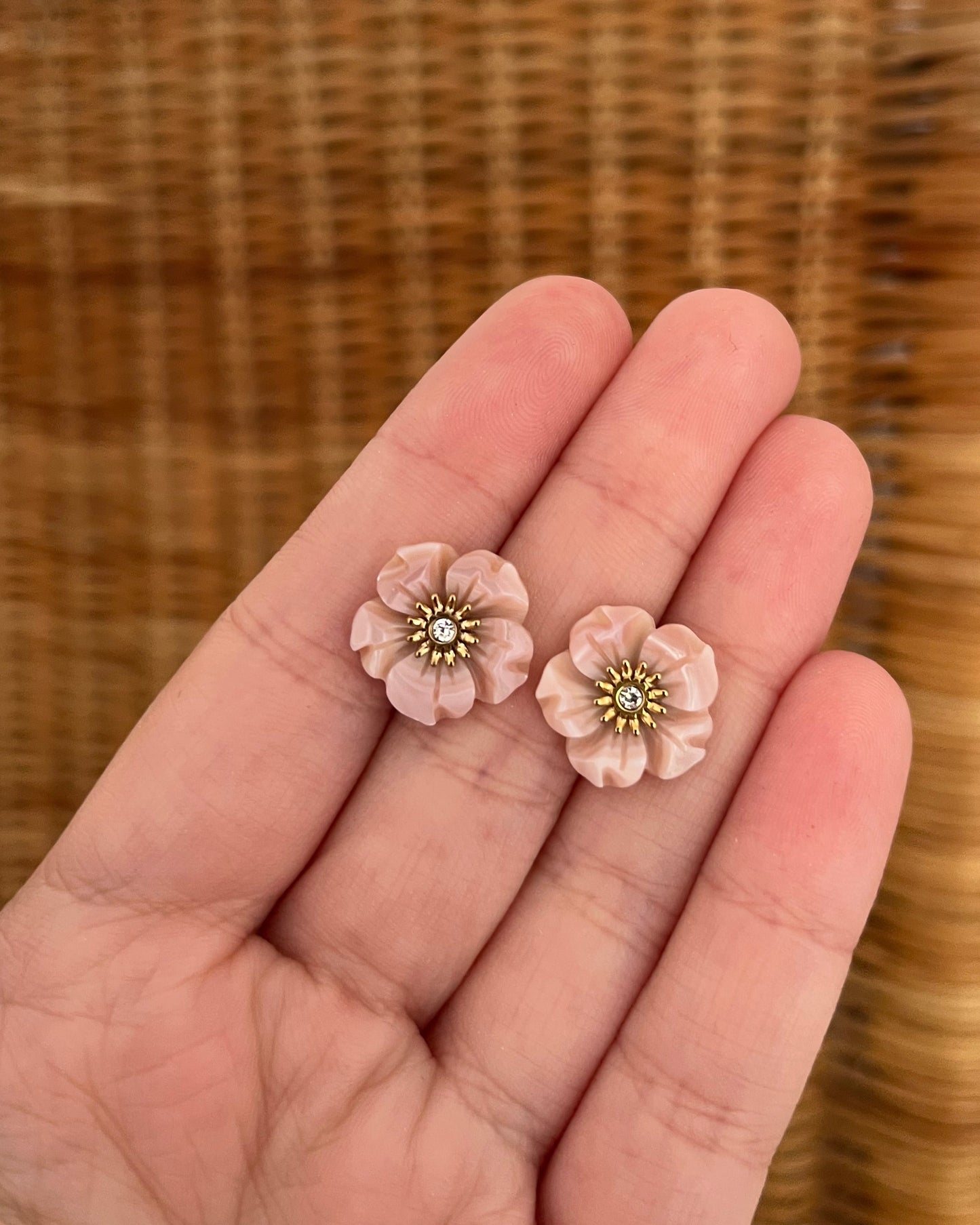 Puces d'oreilles fleur rose en nacre rose AZEL
