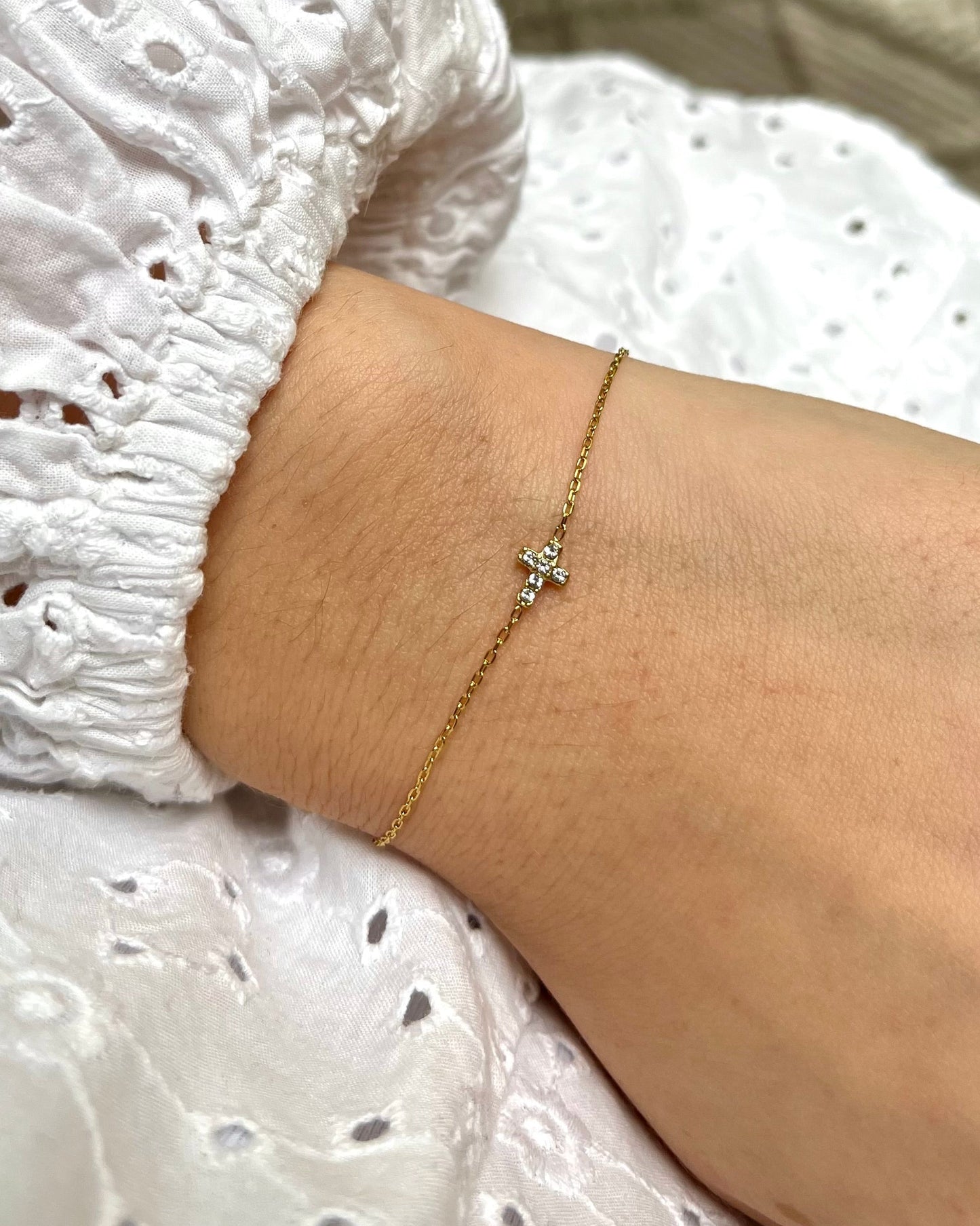 Bracelet petite croix chrétienne avec strass MINI MADELEINE