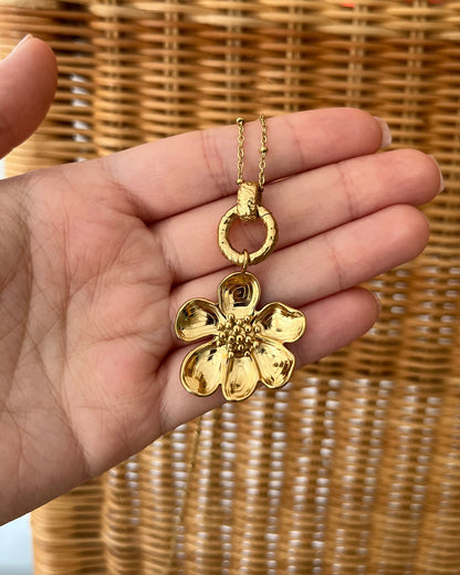 Collier doré avec pendentif grosse fleur EULALIE