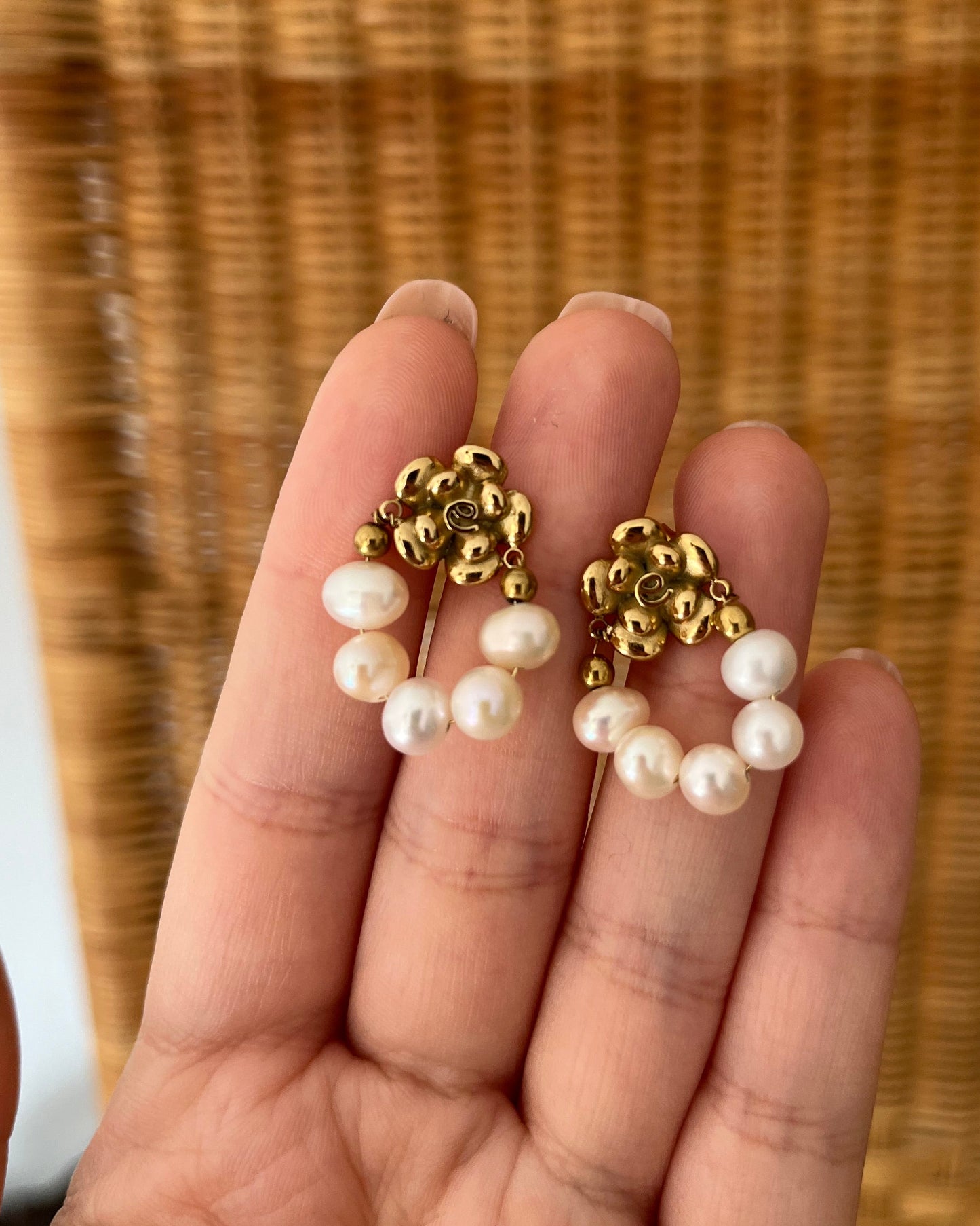 Boucles d'oreilles fleur et perles d'eau douces ROSALIA