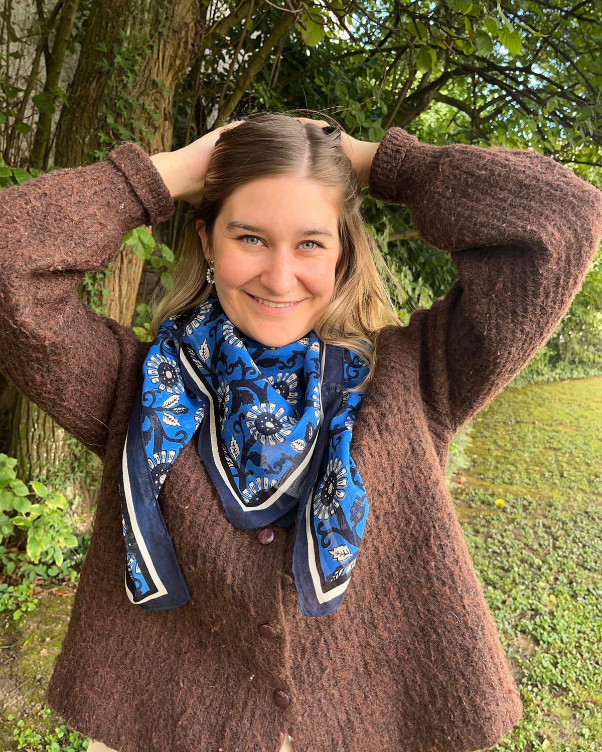 Foulard bleu avec fleurs PAQUI