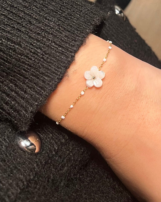 Bracelet fleur blanche en nacre élégant EMMA