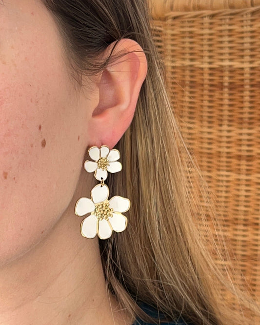 Boucles d'oreilles grosses fleurs blanches doubles LYSSANDRE