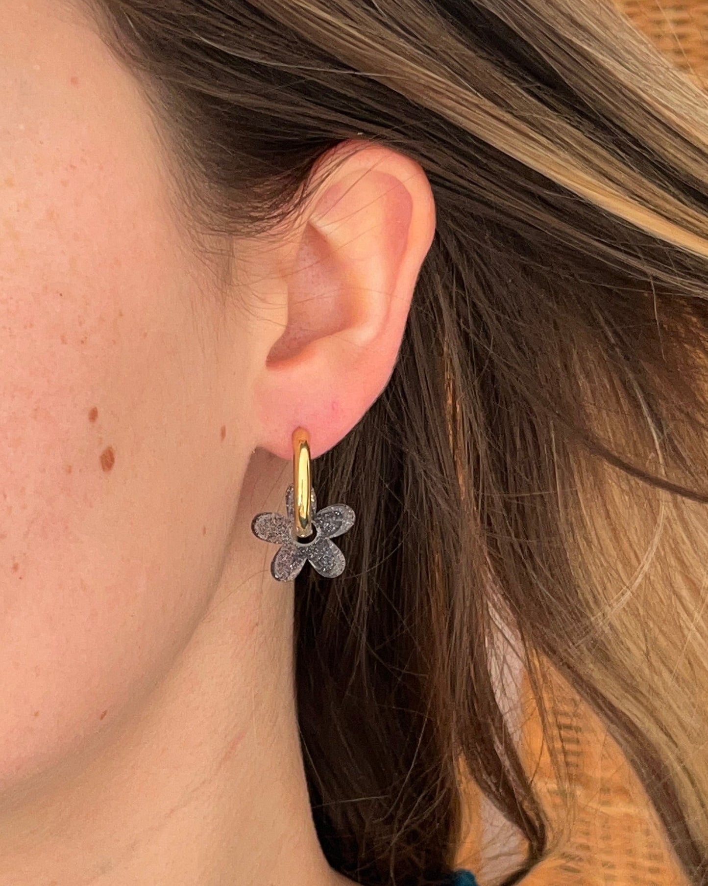 Boucles d'oreilles pampille fleur résine AVA anthracite paillettes