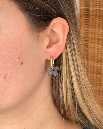 Boucles d'oreilles pampille fleur résine AVA anthracite paillettes