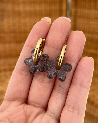 Boucles d'oreilles pampille fleur résine AVA anthracite paillettes