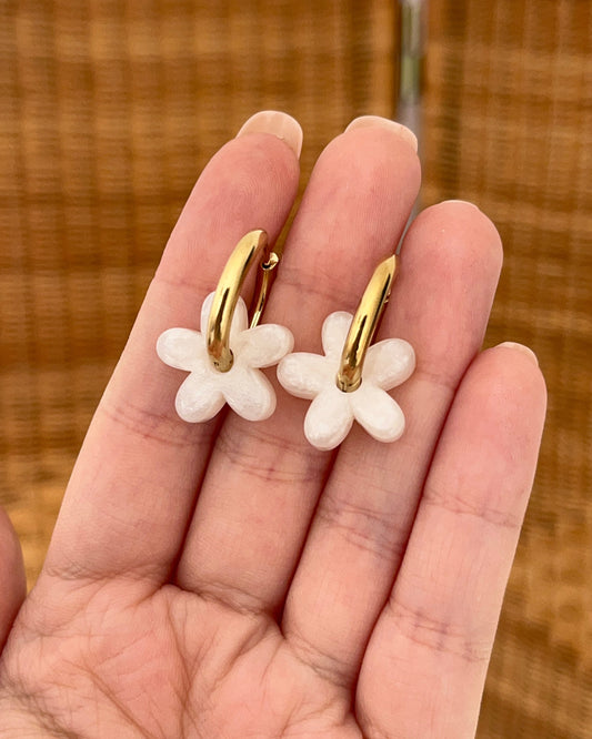 Boucles d'oreilles pampille fleur résine AVA blanc
